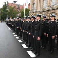 Studenci pierwszego roku w mundurach podczas uroczystej inauguracji roku akademickiego na Politechnice Morskiej w Szczecinie