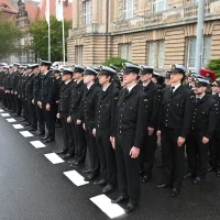 Studenci pierwszego roku w mundurach podczas uroczystej inauguracji roku akademickiego na Politechnice Morskiej w Szczecinie