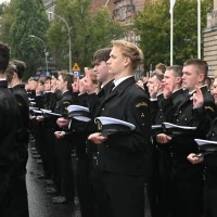 Studenci pierwszego roku w mundurach składają ślubowanie podczas uroczystej inauguracji roku akademickiego na Politechnice Morskiej w Szczecinie