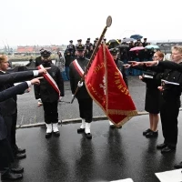 Studenci pierwszego roku  składają ślubowanie na sztandar podczas uroczystej inauguracji roku akademickiego na Politechnice Morskiej w Szczecinie