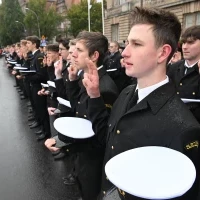 Studenci pierwszego roku w mundurach składają ślubowanie podczas uroczystej inauguracji roku akademickiego na Politechnice Morskiej w Szczecinie