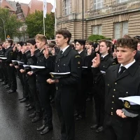 Studenci pierwszego roku w mundurach składają ślubowanie podczas uroczystej inauguracji roku akademickiego na Politechnice Morskiej w Szczecinie