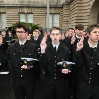 Studenci pierwszego roku w mundurach składają ślubowanie podczas uroczystej inauguracji roku akademickiego na Politechnice Morskiej w Szczecinie