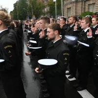 Studenci pierwszego roku w mundurach składają ślubowanie podczas uroczystej inauguracji roku akademickiego na Politechnice Morskiej w Szczecinie