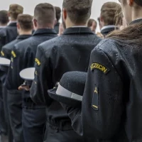 Studenci pierwszego roku w mundurach składają ślubowanie podczas uroczystej inauguracji roku akademickiego na Politechnice Morskiej w Szczecinie