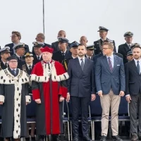 Trybuna honorowa podczas uroczystej inauguracji roku akademickiego na Politechnice Morskiej w Szczecinie