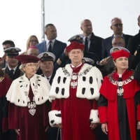 Trybuna honorowa podczas uroczystej inauguracji roku akademickiego na Politechnice Morskiej w Szczecinie
