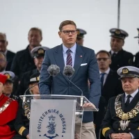 Poseł na Sejm Patryk Jaskulski przemawia podczas uroczystej inauguracji roku akademickiego na Politechnice Morskiej w Szczecinie