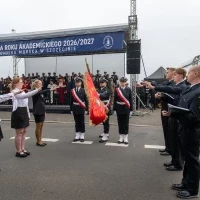 Studenci pierwszego roku składają ślubowanie na sztandar podczas uroczystej inauguracji roku akademickiego na Politechnice Morskiej w Szczecinie
