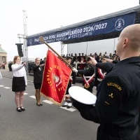 Studenci pierwszego roku składają ślubowanie na sztandar podczas uroczystej inauguracji roku akademickiego na Politechnice Morskiej w Szczecinie