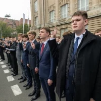 Studenci pierwszego roku składają ślubowanie na sztandar podczas uroczystej inauguracji roku akademickiego na Politechnice Morskiej w Szczecinie