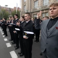 Studenci pierwszego roku składają ślubowanie na sztandar podczas uroczystej inauguracji roku akademickiego na Politechnice Morskiej w Szczecinie