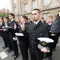 Studenci mundurowi pierwszego roku składają ślubowanie na sztandar podczas uroczystej inauguracji roku akademickiego na Politechnice Morskiej w Szczecinie