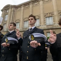 Studenci mundurowi pierwszego roku składają ślubowanie na sztandar podczas uroczystej inauguracji roku akademickiego na Politechnice Morskiej w Szczecinie