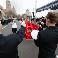 Studenci pierwszego roku składają ślubowanie na sztandar podczas uroczystej inauguracji roku akademickiego na Politechnice Morskiej w Szczecinie