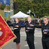 Studenci I roku PM ślubują na sztandar Uczelni podczas uroczystości inauguracji nowego roku akademickiego 2023/24