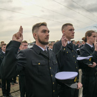 Mundurowi studenci I roku PM, trzymając czapki na dłoni ślubują podczas uroczystości inauguracji nowego roku akademickiego 2023/24