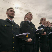 Mundurowi studenci I roku PM, trzymając czapki na dłoni ślubują podczas uroczystości inauguracji nowego roku akademickiego 2023/24