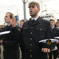 Mundurowi studenci I roku PM, trzymając czapki na dłoni ślubują podczas uroczystości inauguracji nowego roku akademickiego 2023/24
