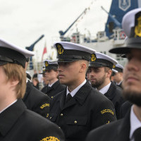 Mundurowi studenci I roku PM na tle statku Nawigator XXIpodczas uroczystości inauguracji nowego roku akademickiego 2023/24
