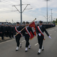 Poczet Sztandarowy Politechniki Morskiej w Szczecinie defiluje podczas uroczystości inauguracji roku akademickiego na Politechnice Morskiej w Szczecinie