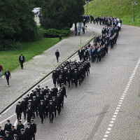 Studenci I roku Politechniki Morskiej w Szczecinie schodzą ulicą u stóp Wałów Chrobrego na uroczystość inauguracji roku akademickiego