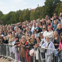 Publiczność ogląda inaugurację nowego roku akademickiego 2023/24 na PM