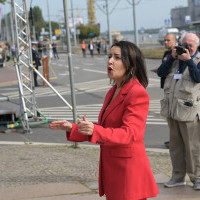 Dyrygentka Chóru PM Sylwia Fabiańczyk-Makuch dyryguje chórem podczas uroczystości inauguracji nowego roku akademickiego 2023/24 na PM