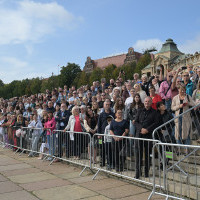 Publiczność ogląda inaugurację nowego roku akademickiego 2023/24 na PM