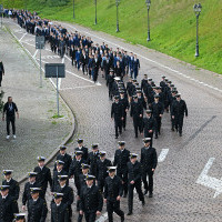Studenci I roku Politechniki Morskiej w Szczecinie schodzą ulicą u stóp Wałów Chrobrego na uroczystość inauguracji roku akademickiego