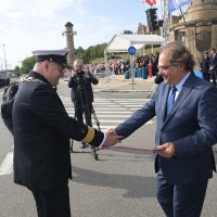 Sekretarz Stanu Marek Gróbarczyk wręcza medal i dyplom Rektorowi PM Wojciechowi Ślączce