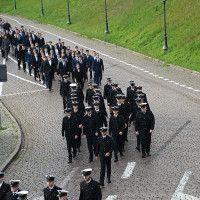 Studenci I roku Politechniki Morskiej w Szczecinie schodzą ulicą u stóp Wałów Chrobrego na uroczystość inauguracji roku akademickiego