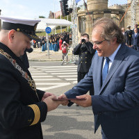 Sekretarz Stanu Marek Gróbarczyk wręcza medal i dyplom Rektorowi PM Wojciechowi Ślączce