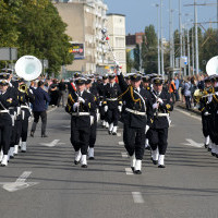 Orkiestra wojskowa 8 Flotylli Obrony Wybrzeża ze Świnoujścia w marszu na uroczystości inauguracji nowego roku akademickiego 2023/24 na PM