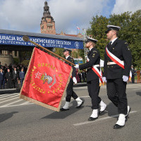 Poczet Sztandarowy Politechniki Morskiej w Szczecinie defiluje przed trybuną honorową podczas uroczystości inauguracji roku akademickiego na PM