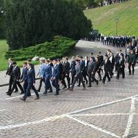 Studenci I roku Politechniki Morskiej w Szczecinie schodzą ulicą u stóp Wałów Chrobrego na uroczystość inauguracji roku akademickiego