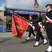 Poczet Sztandarowy Politechniki Morskiej w Szczecinie defiluje przed trybuną honorową podczas uroczystości inauguracji roku akademickiego na PM