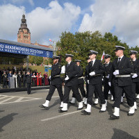 Kompania Honorowa Politechniki Morskiej w Szczecinie defiluje przed trybuną honorową podczas uroczystości inauguracji roku akademickiego na PM