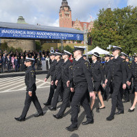 Pododdziały studentów Politechniki Morskiej w mundurach defilują przed trybuną honorową podczas uroczystości inauguracji nowego roku akademickiego 2023/24 na PM