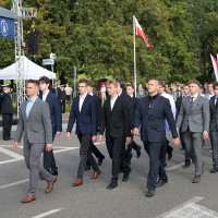 Pododdziały studentów niemundurowych Politechniki Morskiej defilują przed trybuną honorową podczas uroczystości inauguracji nowego roku akademickiego 2023/24 na PM