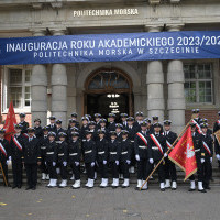 Kompania Honorowa Politechniki Morskiej w Szczecinie przed wejściem na Uczelnie - zdjęcie grupowe