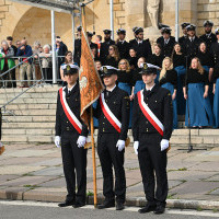 Poczet sztandarowy prezentujący historyczny sztandar szczecińskiej szkoły morskiej na uroczystości inauguracji nowego roku akademickiego 2023/24 na PM