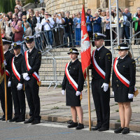 2 poczty sztandarowe prezentujące historyczne sztandar szczecińskich szkół morskich 