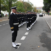 Kompania Honorowa Politechniki Morskiej w Szczecinie stoi w szyku przed budynkiem Uczelni podczas inauguracji roku akademickiego Politechniki Morskiej w Szczecinie