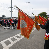 Kompania Honorowa Politechniki Morskiej w Szczecinie maszeruje podczas inauguracji roku akademickiego Politechniki Morskiej w Szczecinie