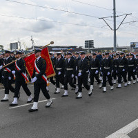Kompania Honorowa Politechniki Morskiej w Szczecinie maszeruje podczas inauguracji roku akademickiego Politechniki Morskiej w Szczecinie
