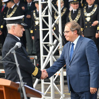 Reprezentant Politechniki Morskiej wita Sekretarz Stanu Marka Gróbarczyka 