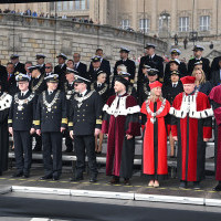 Zaproszeni goście na trybunie honorowej podczas uroczystości inauguracji nowego roku akademickiego 2023/24 na Politechnice Morskiej w Szczecinie