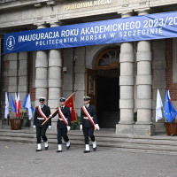 Poczet Sztandarowy Politechniki Morskiej w Szczecinie wychodzi ze sztandarem z budynku Uczelni