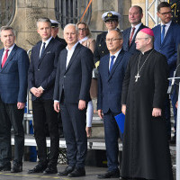Zaproszeni goście na trybunie honorowej podczas uroczystości inauguracji nowego roku akademickiego 2023/24 na Politechnice Morskiej w Szczecinie